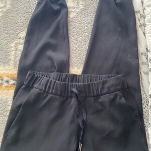 Lululemon on the fly Black Jogger Pants size 6!